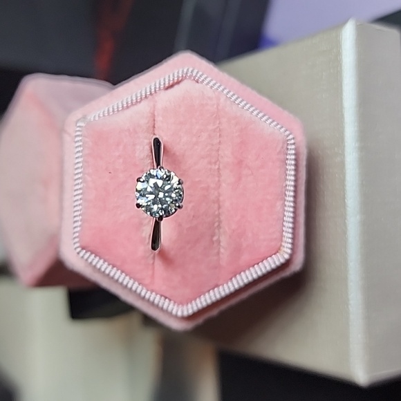 NWT Stunning 1ct Moissanite Engagement Ring w/Paperwork - Picture 3 of 17